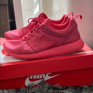 WMNS Nike Roshe Run in Red